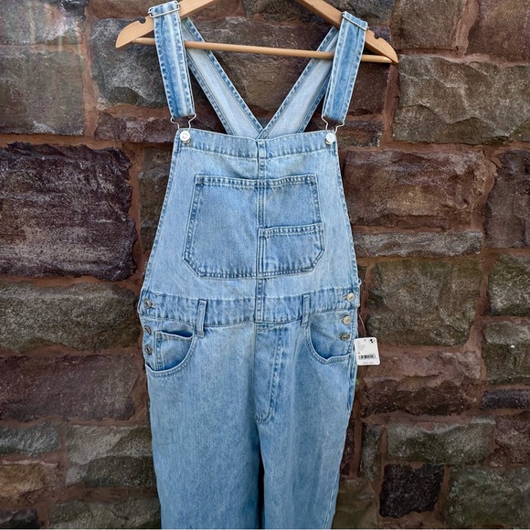 FREE PEOPLE  WE THE FREE  LT WASH BLEU MOON  SLOUCHY ZIGGY DENIM OVERALLS NWT M - Picture 3 of 7